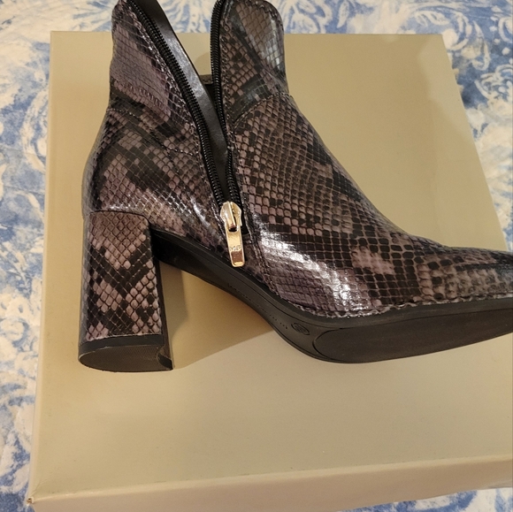 MARC FISHER black and grey ankle boots size 71/2 heel 3 inches - Picture 4 of 4